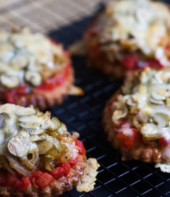 tartes aux oignons et aux câpres marinées