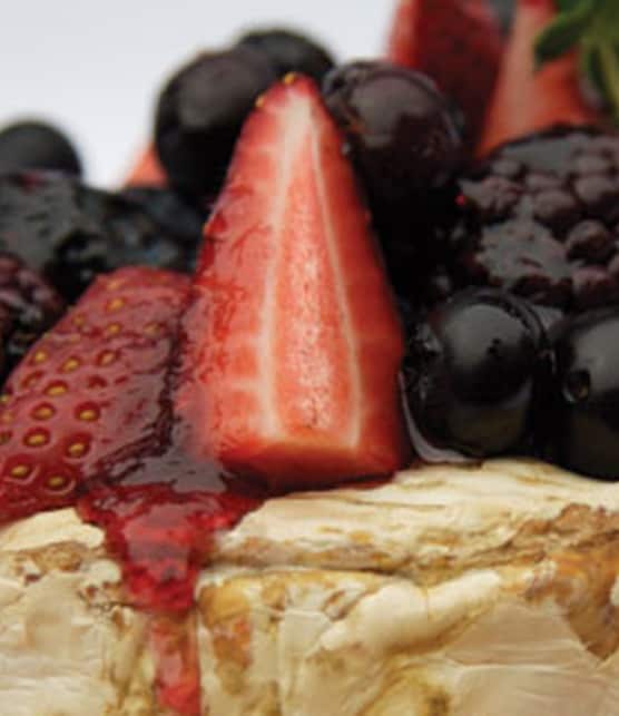 fromage brie sur planche de cèdre accompagné de petits fruits frais