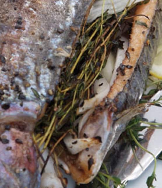 truite entière grillée dans le panier pour poisson