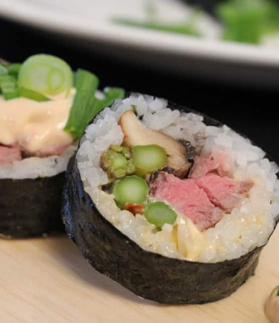 maki au filet mignon, aux asperges et aux champignons