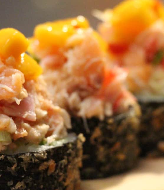 maki frit au guacamole, coriandre et fruits de mer