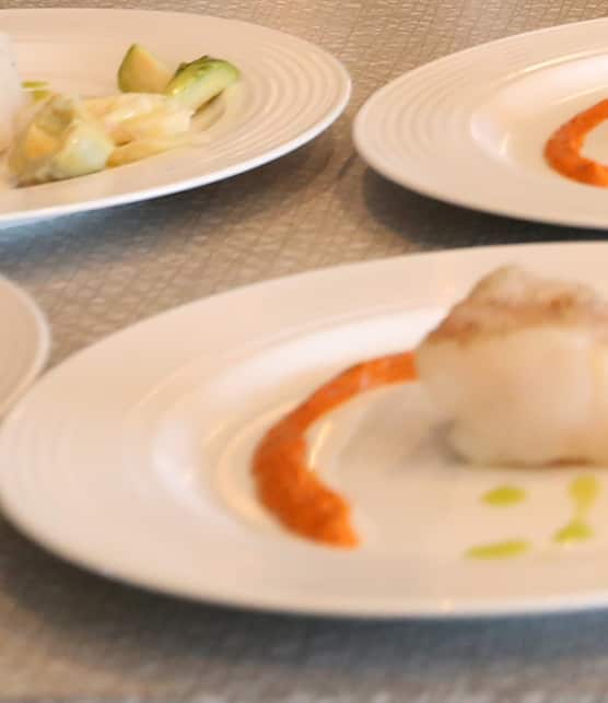 colin poché à l’huile d’olive, sauce romesco, fenouil, artichauts et choux de Bruxelles en vinaigrette
