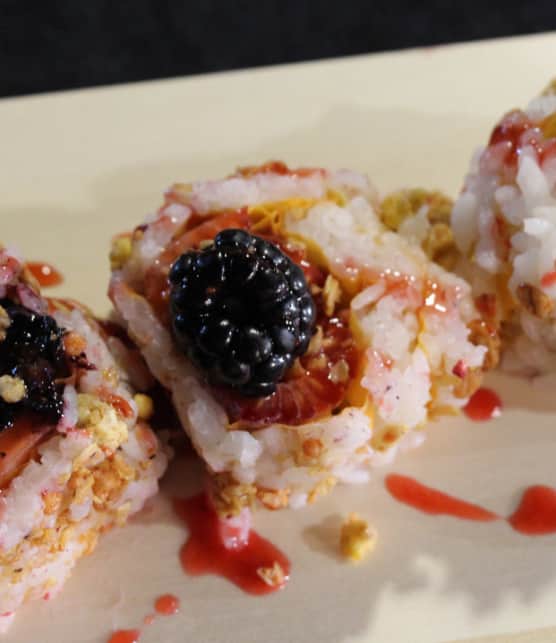 maki dessert aux petits fruits, au yogourt et au granola