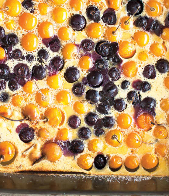 clafoutis aux cerises de terre et aux bleuets