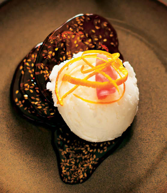 crème glacée à l’orange et au gingembre sur bonbon de sésame