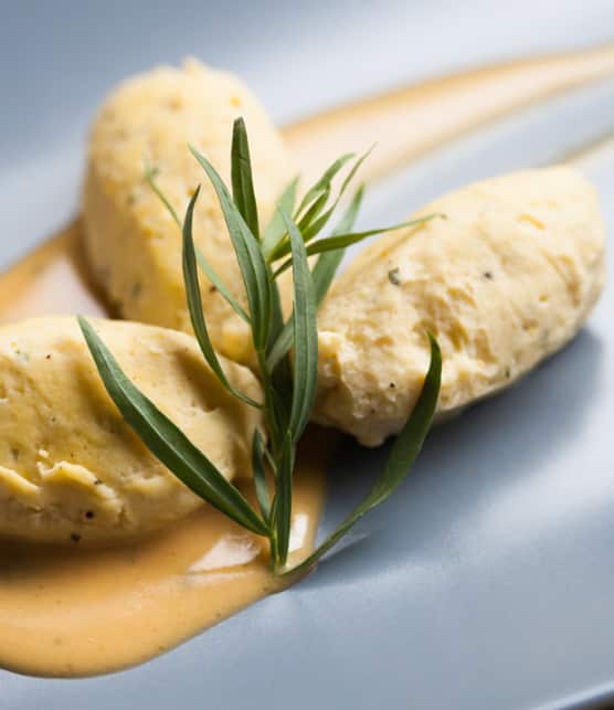 quenelles de tilapia pochées au bouillon d’anis et pamplemousse