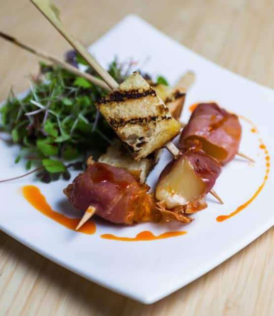 mozzarella fumée et grillée en brochettes
