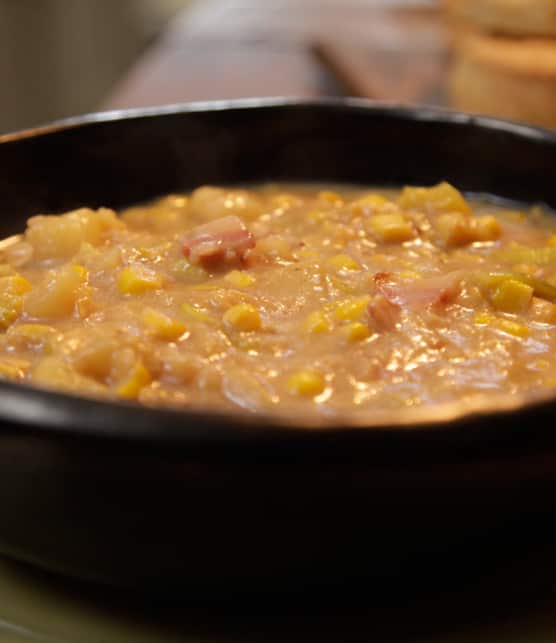 potage de maïs, de pommes de terre et de lard fumé