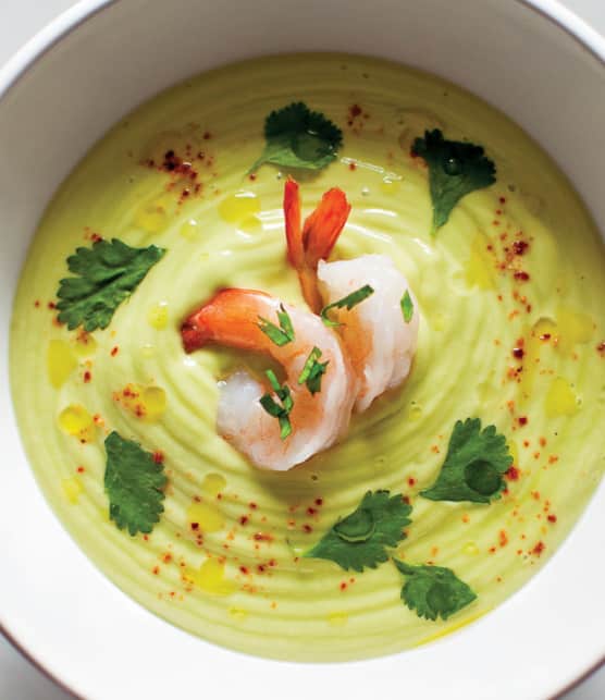 soupe froide aux avocats, aux crevettes et au piment d'Espelette