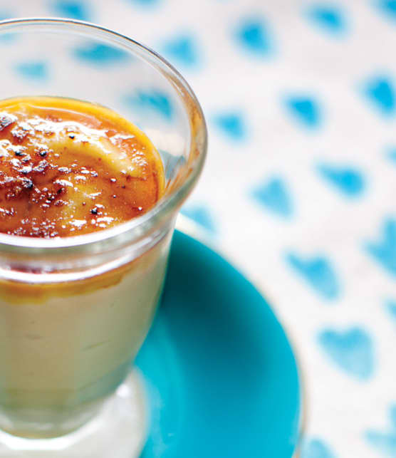 crème caramélisée aux écorces d'agrumes, à la cannelle et à l'anis étoilé