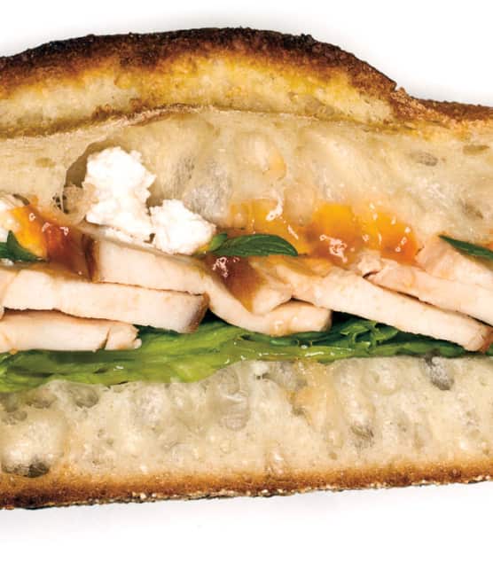 sandwich au poulet grillé, abricots et feta