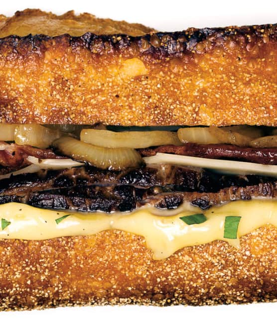 sandwich au steak grillé, estragon et emmental