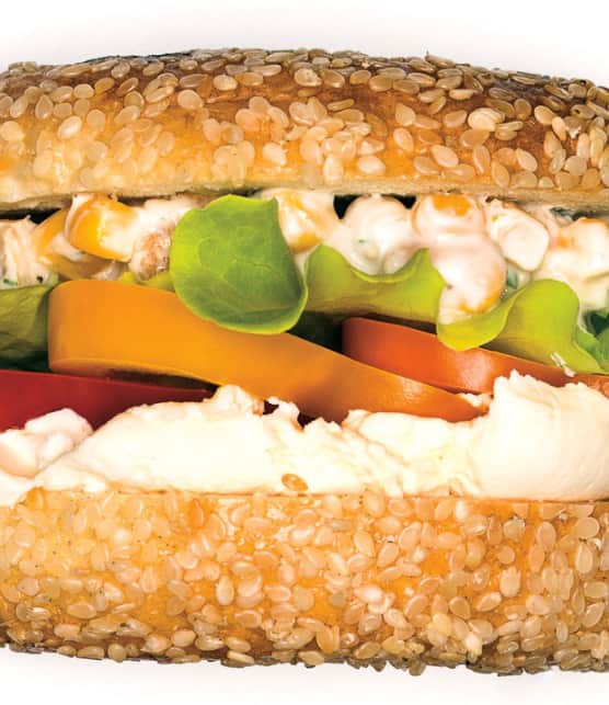 bagel à la salade de poulet, coriandre et tabasco