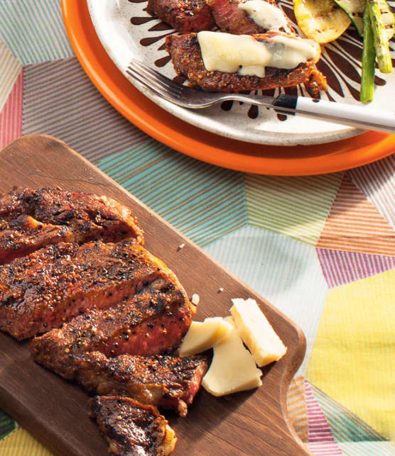 faux-filets de bœuf grillés et cheddar vieilli fondu