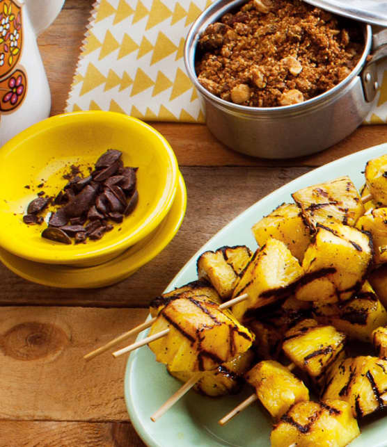 ananas grillé et crumble de noix et chocolat