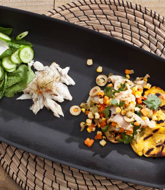 bar en croûte de sel avec bananes plantains grillées et salade fraîche