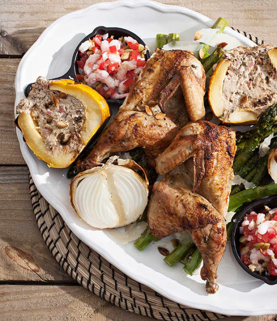 poulet de Cornouailles grillé avec salade d’asperges et courge poivrée farcie au chèvre et à l’ail noir