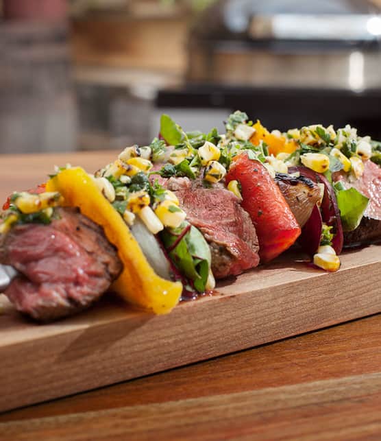 brochettes de bifteck d’aloyau aux poivrons rôtis, échalotes confites et betteraves marinées avec salsa de maïs aux fines herbes fraîches