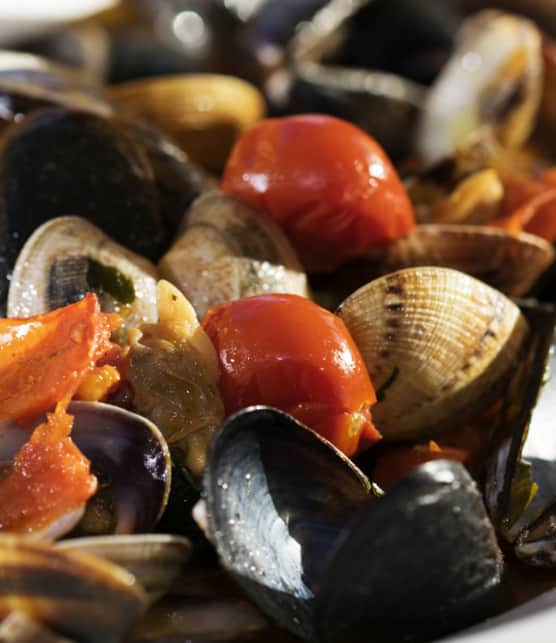 moules grillées et linguiça à l'ail et au vin