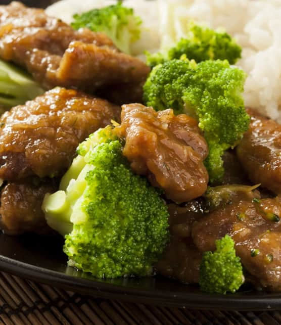 sauté de boeuf aigre-doux à l'orientale avec brocoli sur lit de riz