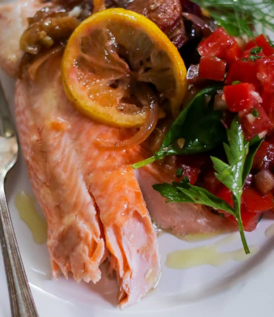 truite entière farcie de fenouil et chorizo, salsa de tomates fumées