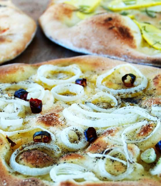 pizza à l'oignon et aux piments rouges