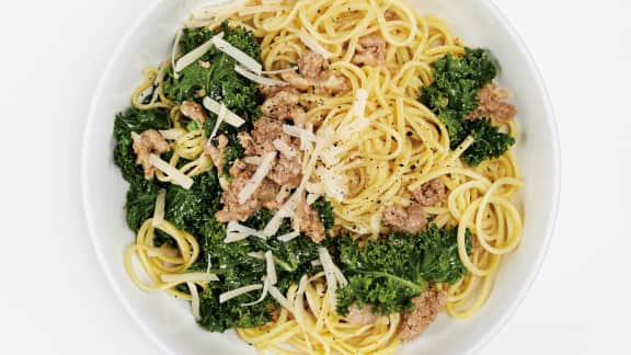 Linguinis à la chair de saucisse, au vin blanc et au kale