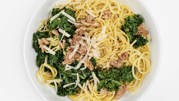 Linguinis à la chair de saucisse, au vin blanc et au kale