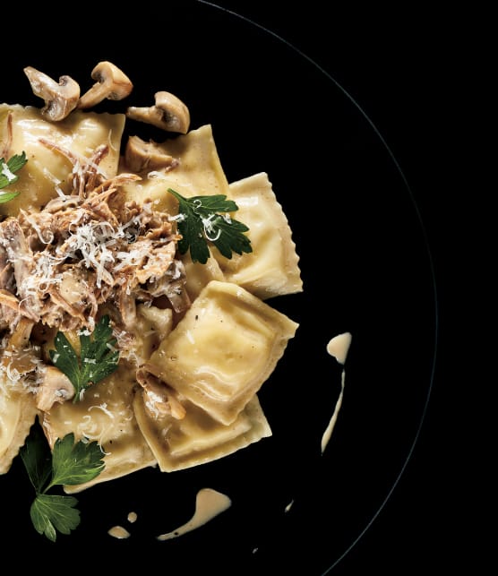 raviolis à la ricotta, confit de canard et champignons