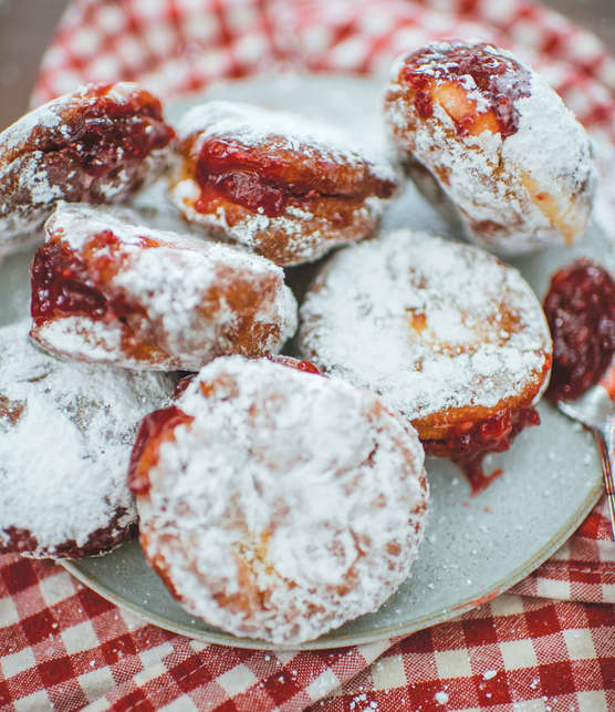 Beignes fourrés à la confiture de fraises