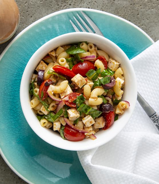 Salade de macaroni au poulet grec