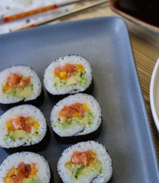 Maki de saumon, avocat, mangue et sésame