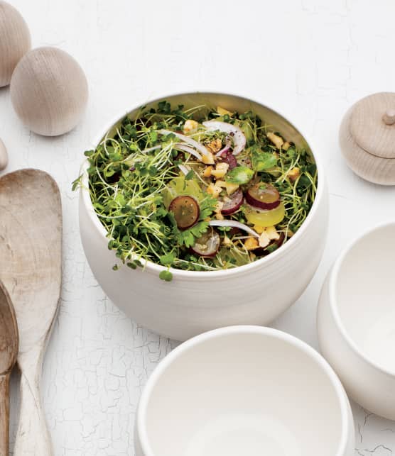 Salade de pousses de roquette, de raisins deux couleurs et d'herbes