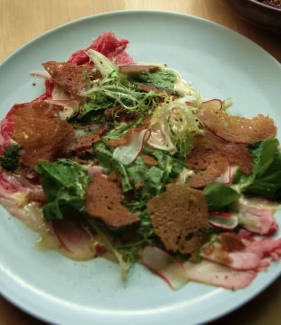 Carpaccio de bœuf, radis et laitue acidulé avec salsa verde, mayonnaise au raifort et tuile de pain