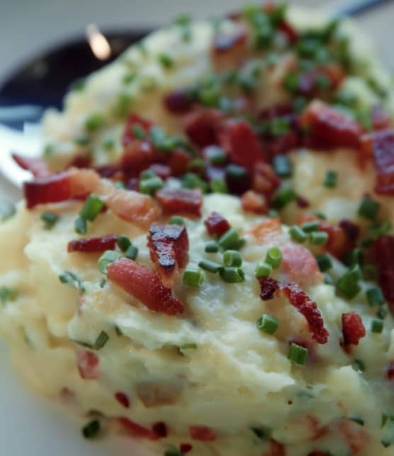 Écrasée de pommes de terre, crème fraîche, fromage cheddar et lardons