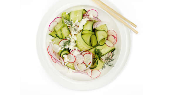 Salade de concombre aux radis, échalotes, feta et aneth