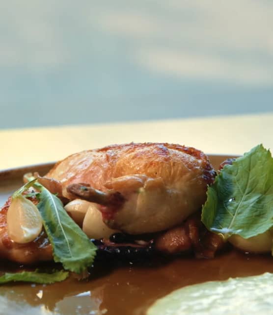 Demi poulet de Cornouaille rôti sur le coffre avec sa cuisse confite au gras de canard, sauce mûres et vinaigre de xérès