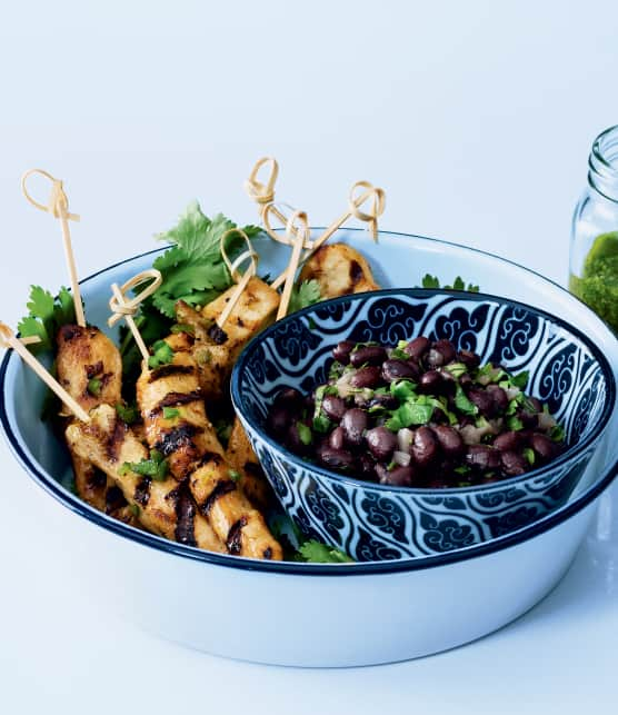 Brochettes de poulet, salsa verde et haricots noirs « frijoles »