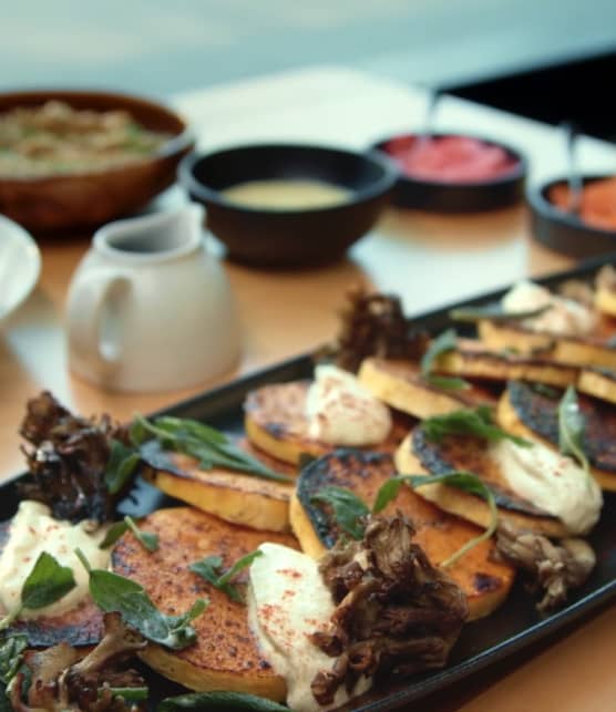 Steak de courge sabayon, avoine et sauce au beurre