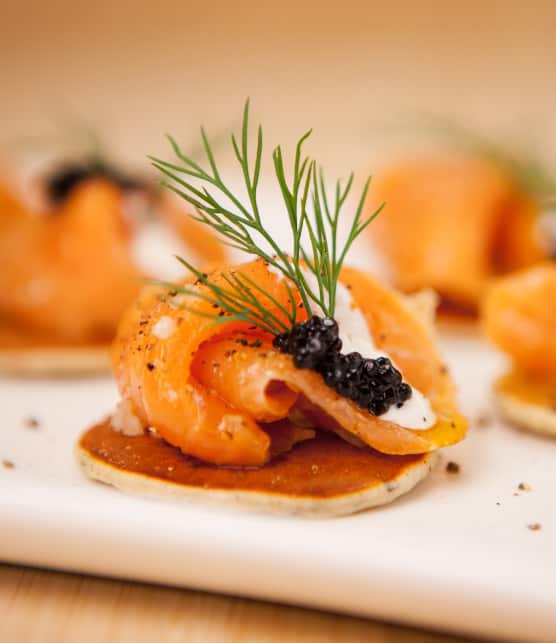 Canapés de saumon fumé sur blinis à l’aneth