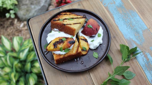Ricotta au miel et à la vanille, quatre-quarts grillés et pêches grillées