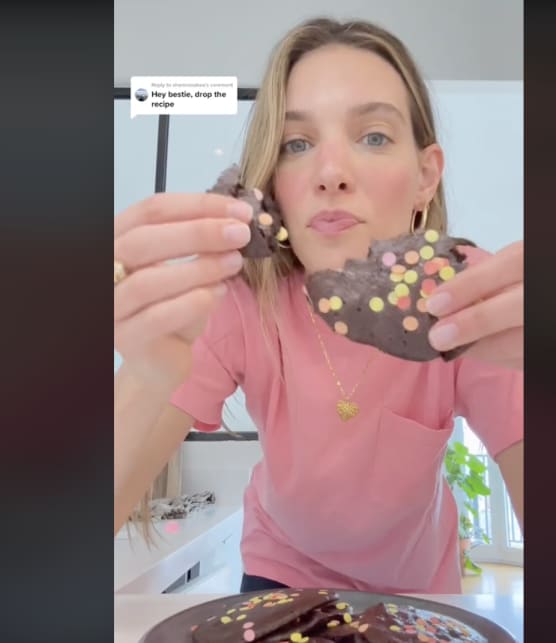 Voici comment réaliser les biscuits «confetti et brownie» de Charlotte Cardin!