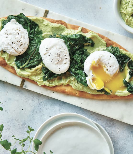 Pain plat au houmous à l'avocat et oeufs pochés