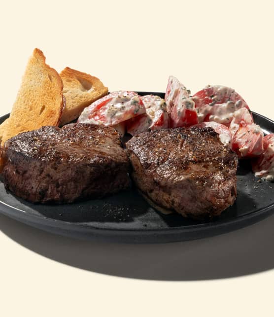 Filet mignon au poivre et salade de tomates crémeuse