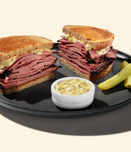 Sandwich à la viande fumée et à la moutarde crémeuse