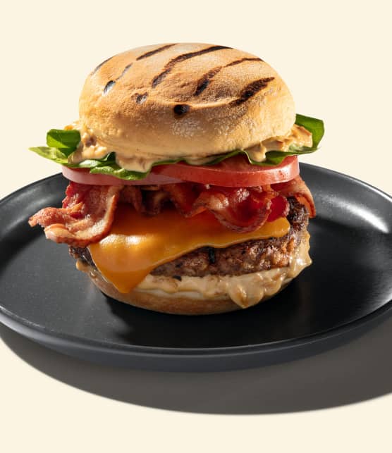 Burger avec sauce spéciale aux oignons caramélisés