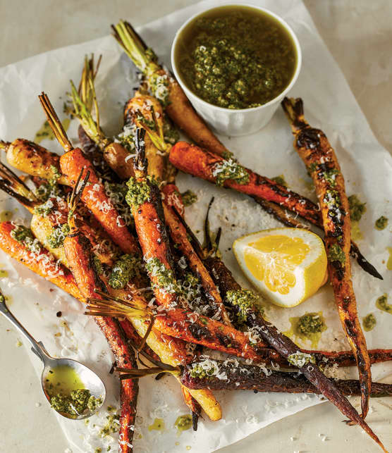 Carottes grillées et pesto de fanes