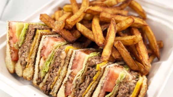 Québec : Ce restaurant propose un plat inusité incluant un club sandwich et un burger!