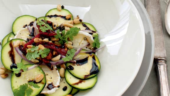 Salade de courgettes et de tomates au fromage de chèvre