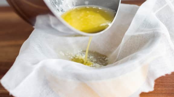 Filtrer le beurre clarifié